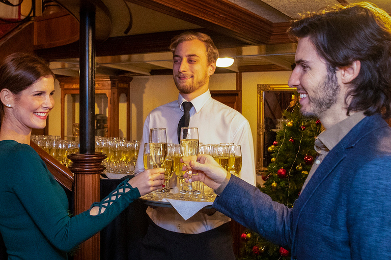 Budapest : Dîner-croisière sur le Danube spécial Noël et Nouvel AnCroisière du Nouvel An avec dîner, musique en direct et DJ