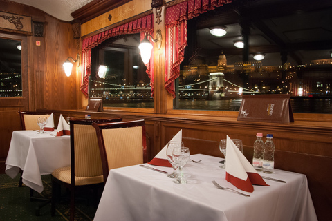 Budapest : Dîner-croisière sur le Danube spécial Noël et Nouvel AnCroisière du Nouvel An avec dîner, musique en direct et DJ