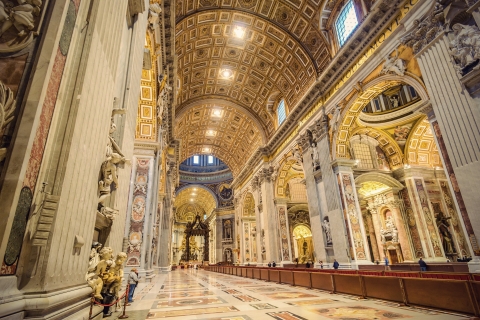Vaticano: entrada para la audiencia papal y visita a la basílica de San PedroVisita guiada en inglés a la basílica de San Pedro + audiencia papal