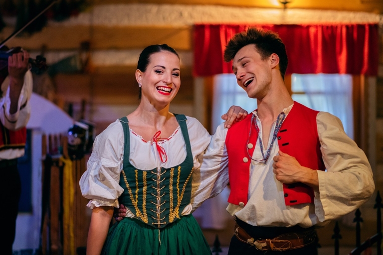 Praga: Kolacja z tańcem ludowymPraga: Folkowa kolacja z transportem