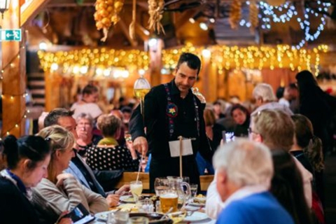 Prag: Volkstanz-Abendessen-ErlebnisPrag: Folk-Dinner-Erlebnis mit Transport