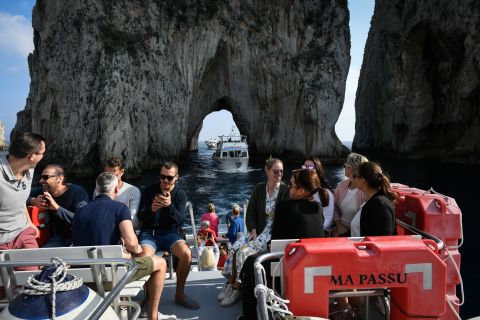 Capri: Inselbootsfahrt und Besuch der Blauen Grotte