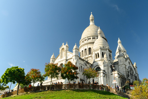 Paris: Experience the romance of Montmartre on a walk with a pro photographer Paris: Experience romance in Montmartre, a walk with a photographer in English