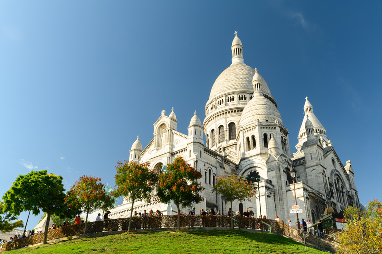 Paris: Experience the romance of Montmartre on a walk with a pro photographer Paris: Experience romance in Montmartre, a walk with a photographer in English