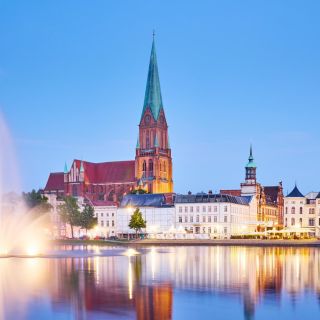 Schwerin: Private City Highlights Walking Tour