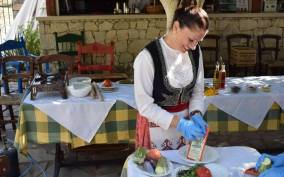 Heraklion: Cretan Cooking Lesson with Lunch in Arolithos