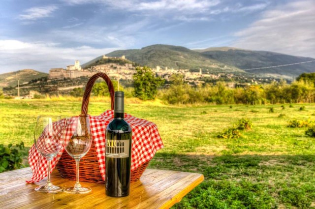 Visit Pic nic Deluxe Assisi and wine tasting 5 wines in Lake Trasimeno, Umbria, Italy