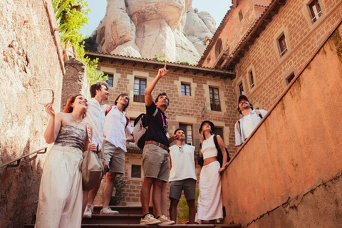 Barcelona: Montserrat-tour met rit en basiliekoptieBustransfer met rondleiding, zonder toegang tot de Basiliek