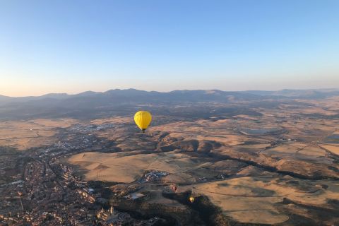 Segovia: volo in mongolfiera con cibo e spumante