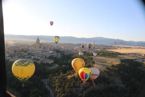 Segovia: Hot Air Balloon Flight with Picnic and Cava