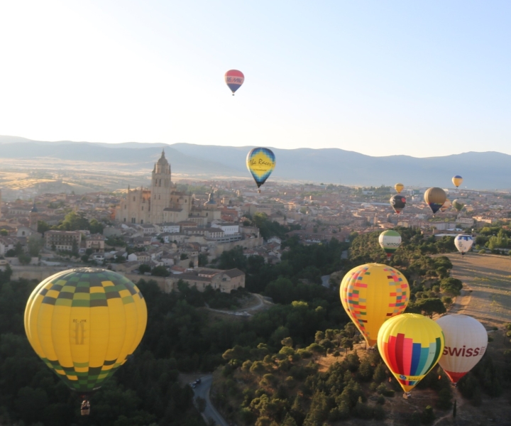 Segovia: Hot Air Balloon Flight with Picnic and Cava