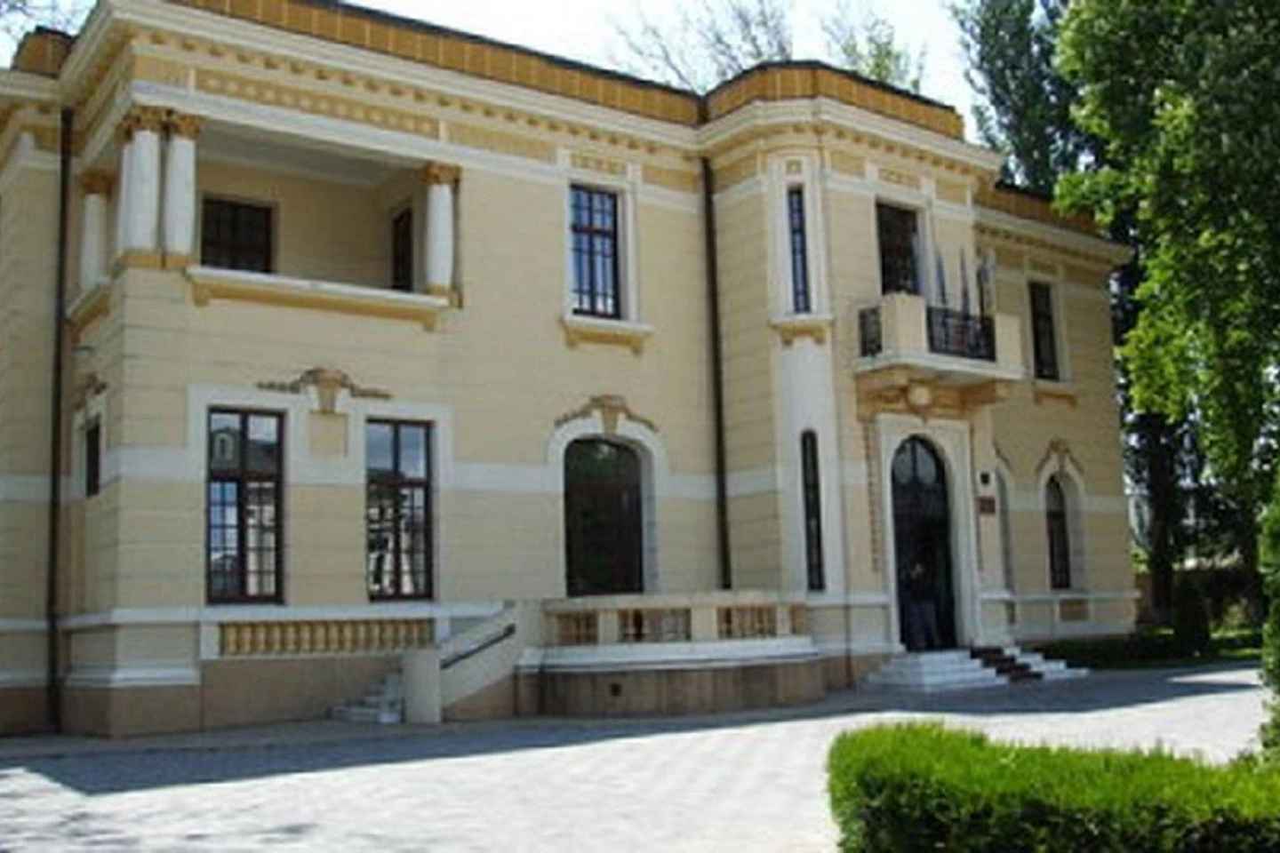 Bucharest : Ceaușescu Mansion , Parliament & Village Museum