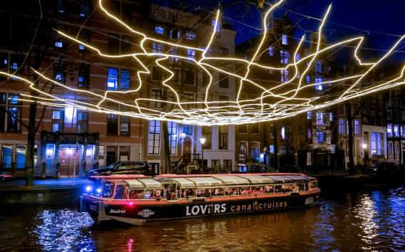 Amsterdam: Light Festival Grachtenrundfahrt im halboffenen Boot