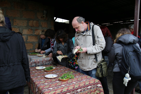 Garni, Geghard, pieczenie Lavash, świąteczna słodka klasa mistrzowskaErewan: Garni i Geghard Tour z lunchem i pieczeniem Lavash