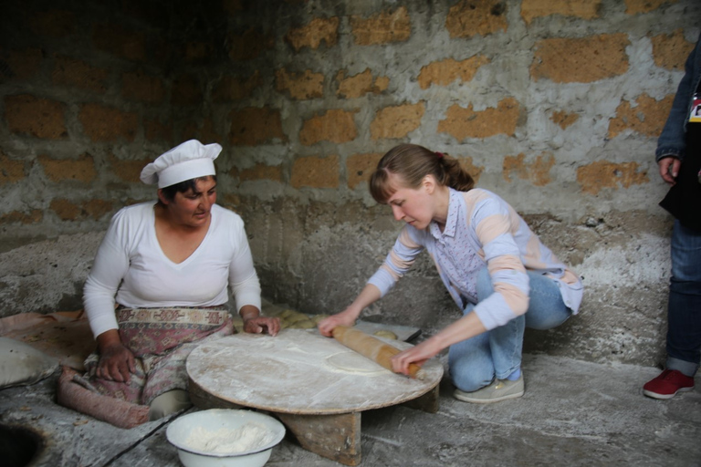 Garni, Geghard, pieczenie Lavash, świąteczna słodka klasa mistrzowskaErewan: Garni i Geghard Tour z lunchem i pieczeniem Lavash