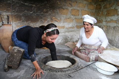 Garni, Geghard, pieczenie Lavash, świąteczna słodka klasa mistrzowskaErewan: Garni i Geghard Tour z lunchem i pieczeniem Lavash