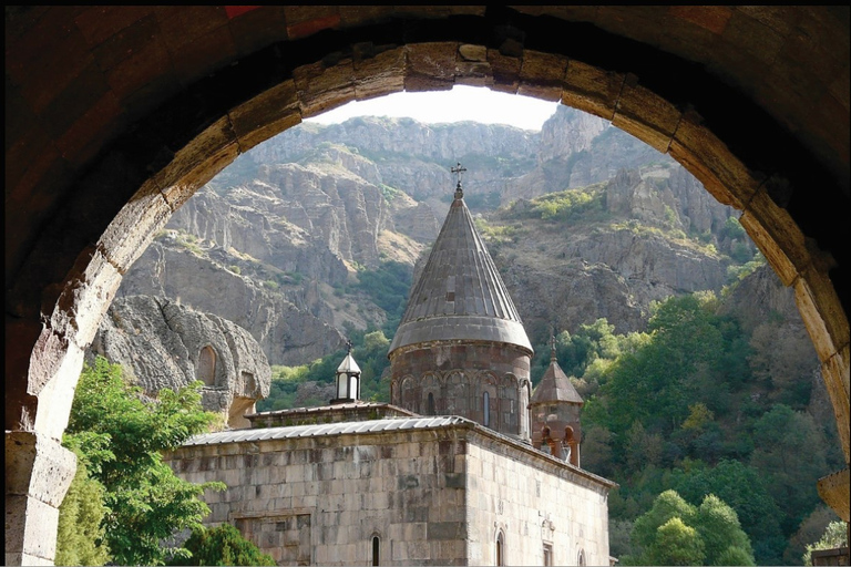 Garni, Geghard, pieczenie Lavash, świąteczna słodka klasa mistrzowskaErewan: Garni i Geghard Tour z lunchem i pieczeniem Lavash