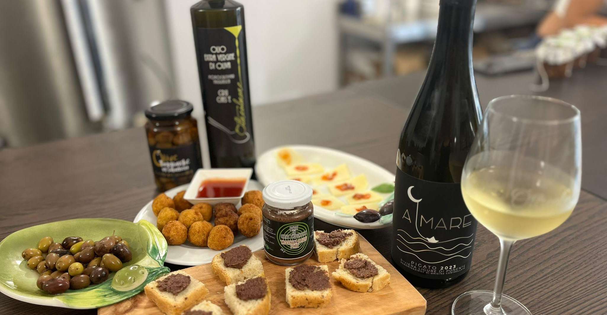 Civezza: la Liguria di Ponente oltre al mare. Olio, vino e borgo storico.
