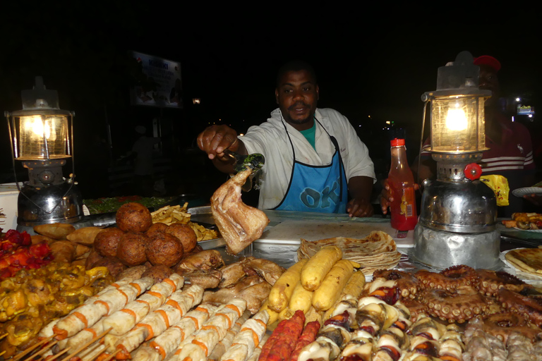 Zanzibar: tour serale di Stone Town con esibizione dal vivoZanzibar: tour notturno di Stone Town con trasferimento in hotel sulla spiaggia