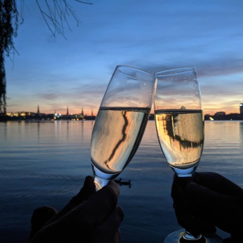 Hamburg: Private Sunset Van Tour with Welcome Drink
