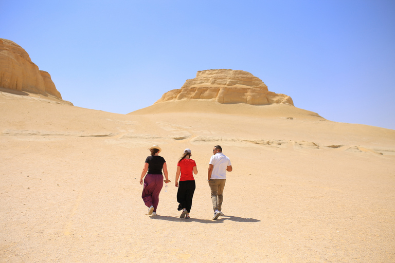 Dal Cairo: Safari nel deserto, giro in cammello, lago magico e pranzoTour condiviso in tedesco con pranzo