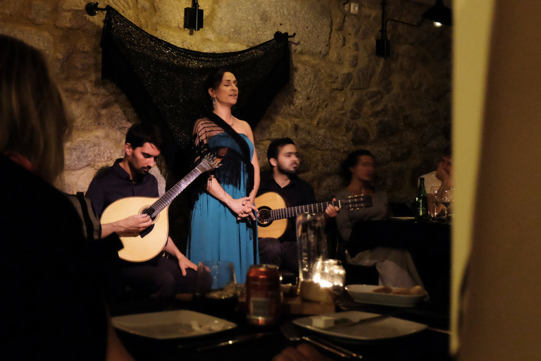 Tournée de fado à Lisbonne - Spectacle en direct avec dîner portugaisExpérience du fado