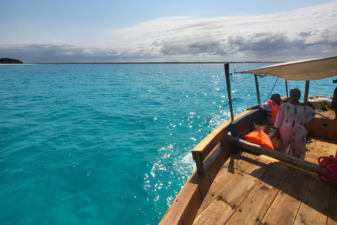 Nungwi/Kendwa: Mnemba Island Dolphin &amp; Snorkeling Tour en barcoTraslado desde Kendwa o desde Nungwi