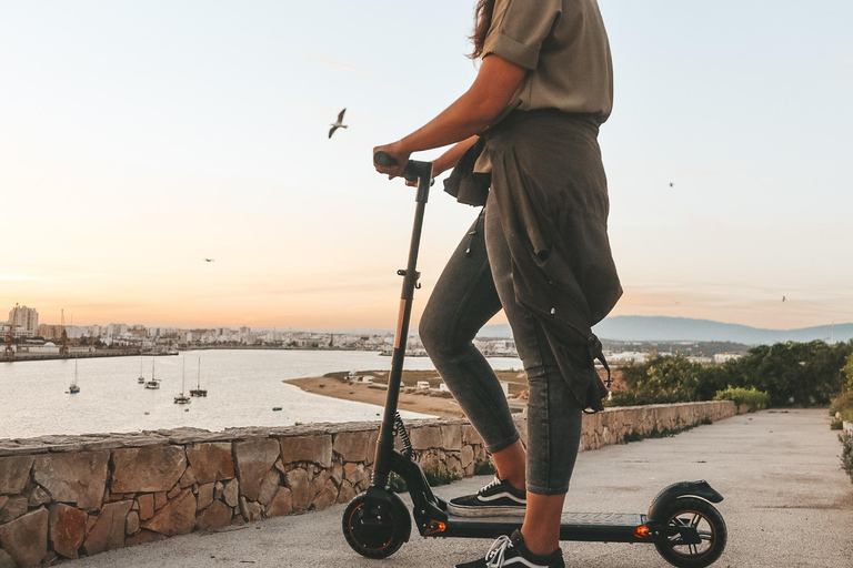 Ferragudo: scooter elettrici per un&#039;avventura nel villaggio del divertimentoFerragudo Village: Noleggio scooter elettrici