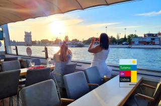 Lissabon: Tejo-Sonnenuntergangs-Bootsfahrt mit Wein & Snacks