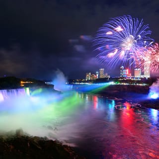 Niagaran putoukset, USA: Päivä- ja yökierros valoshowlla