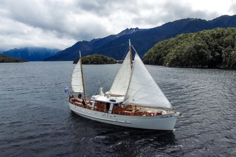 Te Anau: Malerische Bootsfahrt am Abend