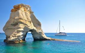 Milos: Full-Day Catamaran Cruise to Poliegos and Kleftiko
