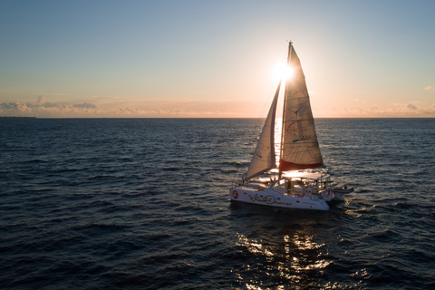 Grand Baie: cóctel y crucero en catamarán al atardecerCrucero privado al atardecer