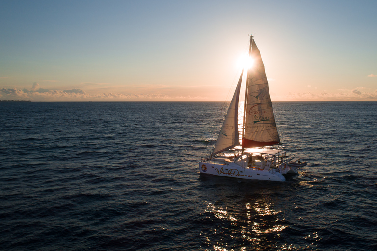 Grand Baie: cóctel y crucero en catamarán al atardecerCrucero privado al atardecer
