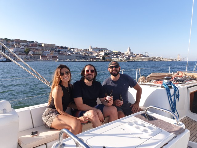 Visit Lisbon 2-Hour Sailing Tour with Champagne in Lisbonne