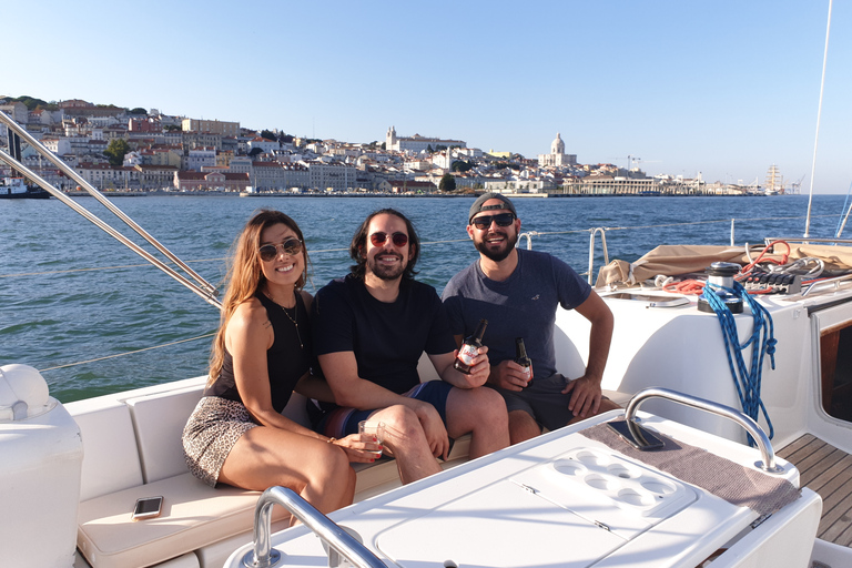 Lisbonne - 2 heures de navigation avec champagneLisbonne : croisière en voilier avec champagne