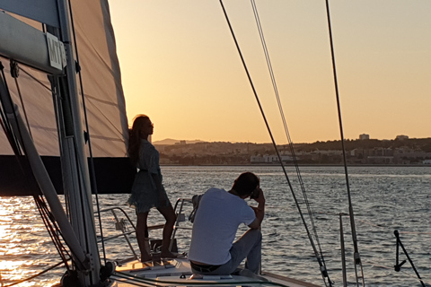 Lisbonne - 2 heures de navigation avec champagneLisbonne : croisière en voilier avec champagne