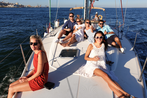 Lisbon 2-Hour Sailing Tour with Champagne