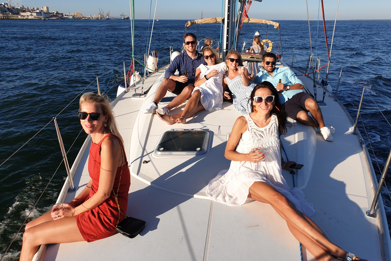 Lisbonne - 2 heures de navigation avec champagneLisbonne : croisière en voilier avec champagne