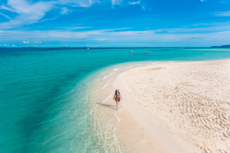 Phuket: viaje de día completo a las islas Phi Phi en catamarán de lujoTour en grupo