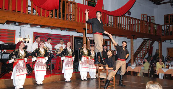 Crete: Traditional Dance Show and Buffet Dinner with Wine