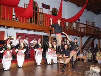 Crete: Traditional Dance Show and Buffet Dinner with Wine
