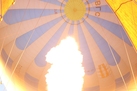 Kappadokien HotAirBalloon-flygning vid soluppgången i Fairychimneys