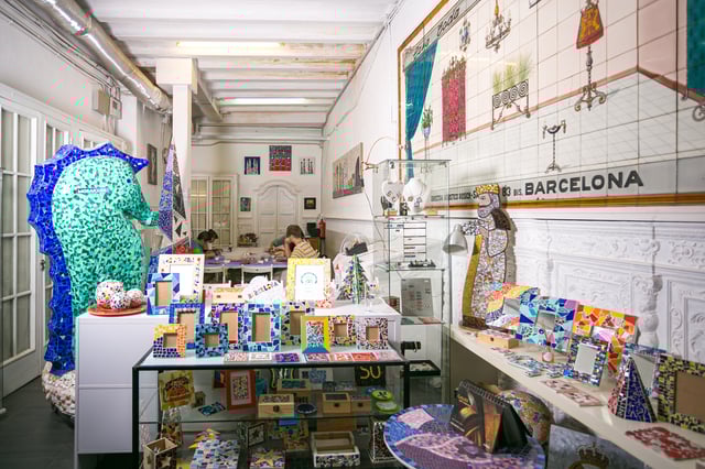Laboratorio guidato di mosaico trencadís di Gaudí a Barcellona