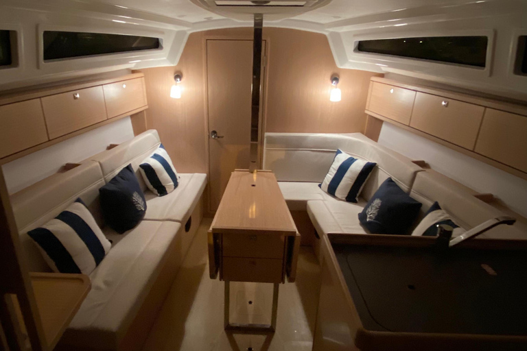 Lisbona: Crociera notturna in barca a vela di lussoLisbona: crociera notturna di lusso in barca a vela