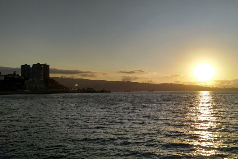 Valparaíso Sunset Sightseeing Tour: Speedboat, Viewpoints, Traditional Bars, and Beer PRIVATE SUNSET BOAT TOUR DURING THE WEEK