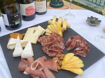 Découvrez Chamonix avec un habitant et savourez un apéritif français.
