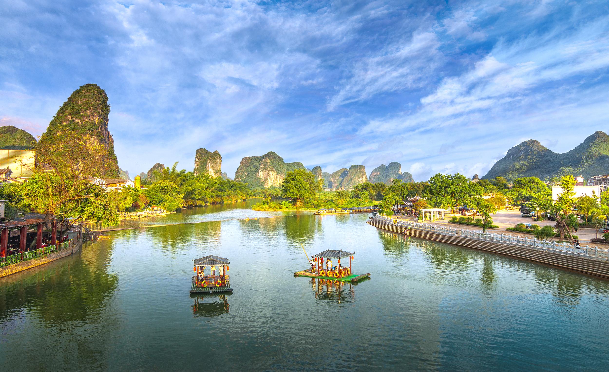Ab Guilin: Schilfrohrhöhle, Fluss-Rafting und Abend-Show-Tour