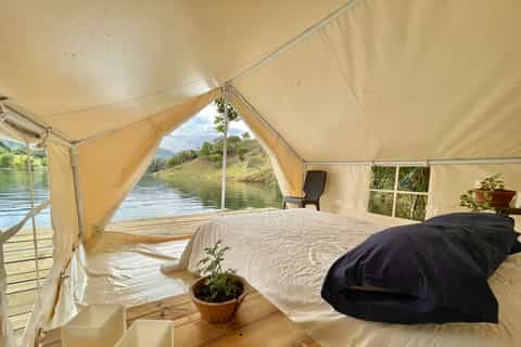 Medellin: Guided Tour to Guatape & 1-Night Lakeside Glamping