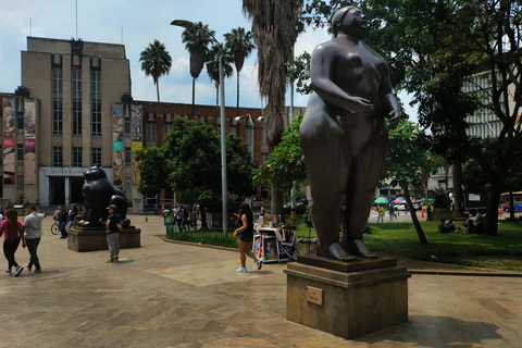 Medellín: Tour durch die Comuna 13, den Botero Park und den Metrocable mit einem lokalen Guide